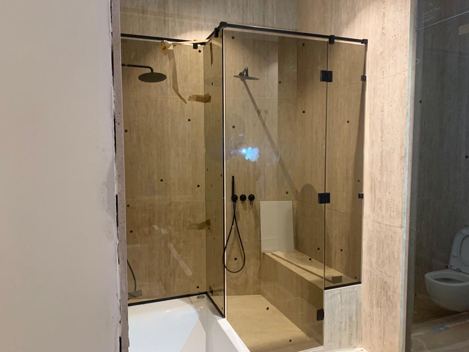 Icono de marcador de posición gris claro con un sol y montañas sobre fondo blanco