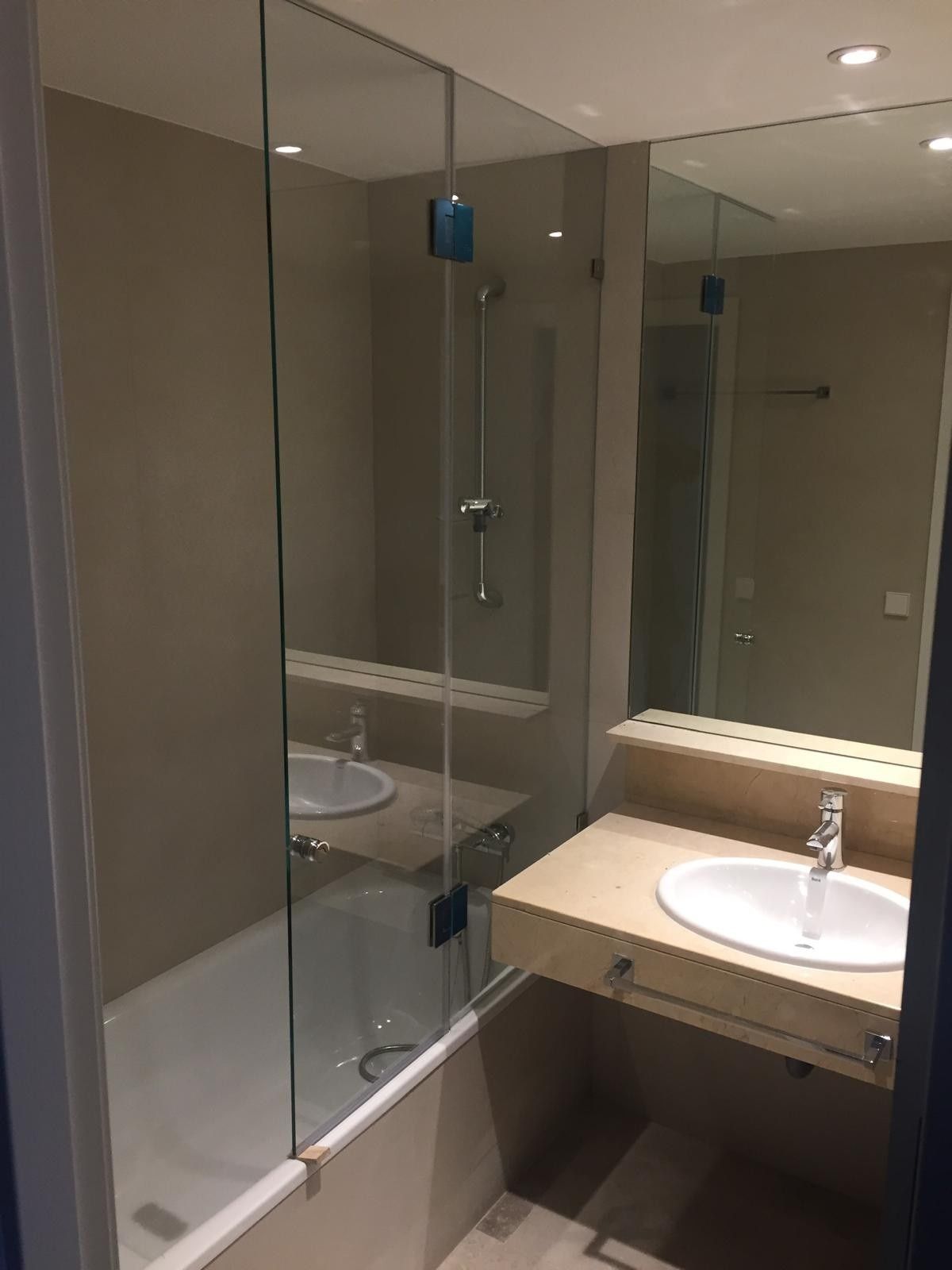 Icono de marcador de posición gris claro con un sol y montañas sobre fondo blanco