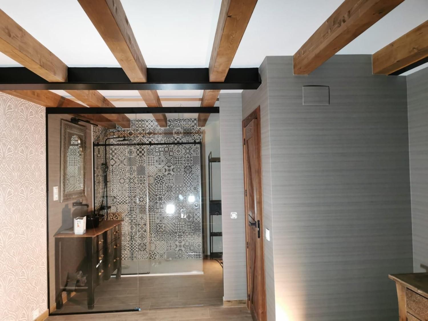 Icono de marcador de posición gris claro con un sol y montañas sobre fondo blanco