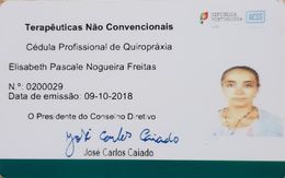 Um cartão de identidade português com a foto de uma mulher