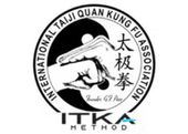 Logotipo de la Asociaci&oacute;n Internacional de Taiji Quan Kung Fu con pu&ntilde;o estilizado, caracteres chinos y texto del m&eacute;todo ITK.