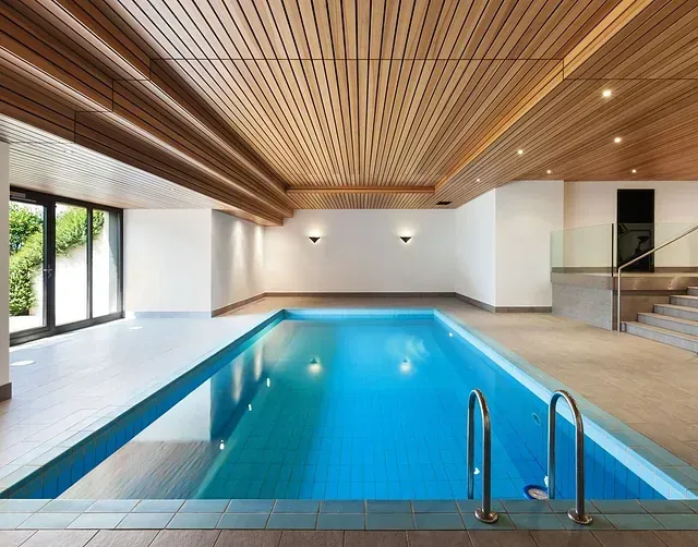 Una gran piscina cubierta con techo de madera.