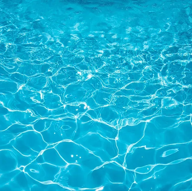 Un primer plano del agua en una piscina.