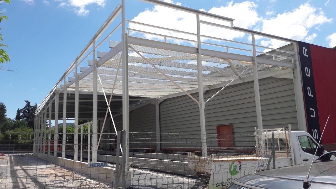 Hangar avec charpente en métal