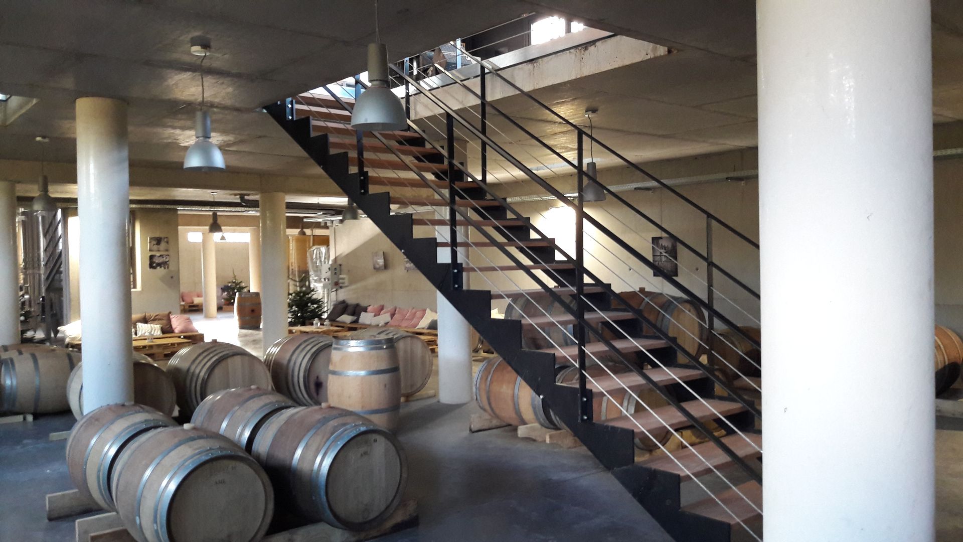 Escalier fer et bois cave à vin.