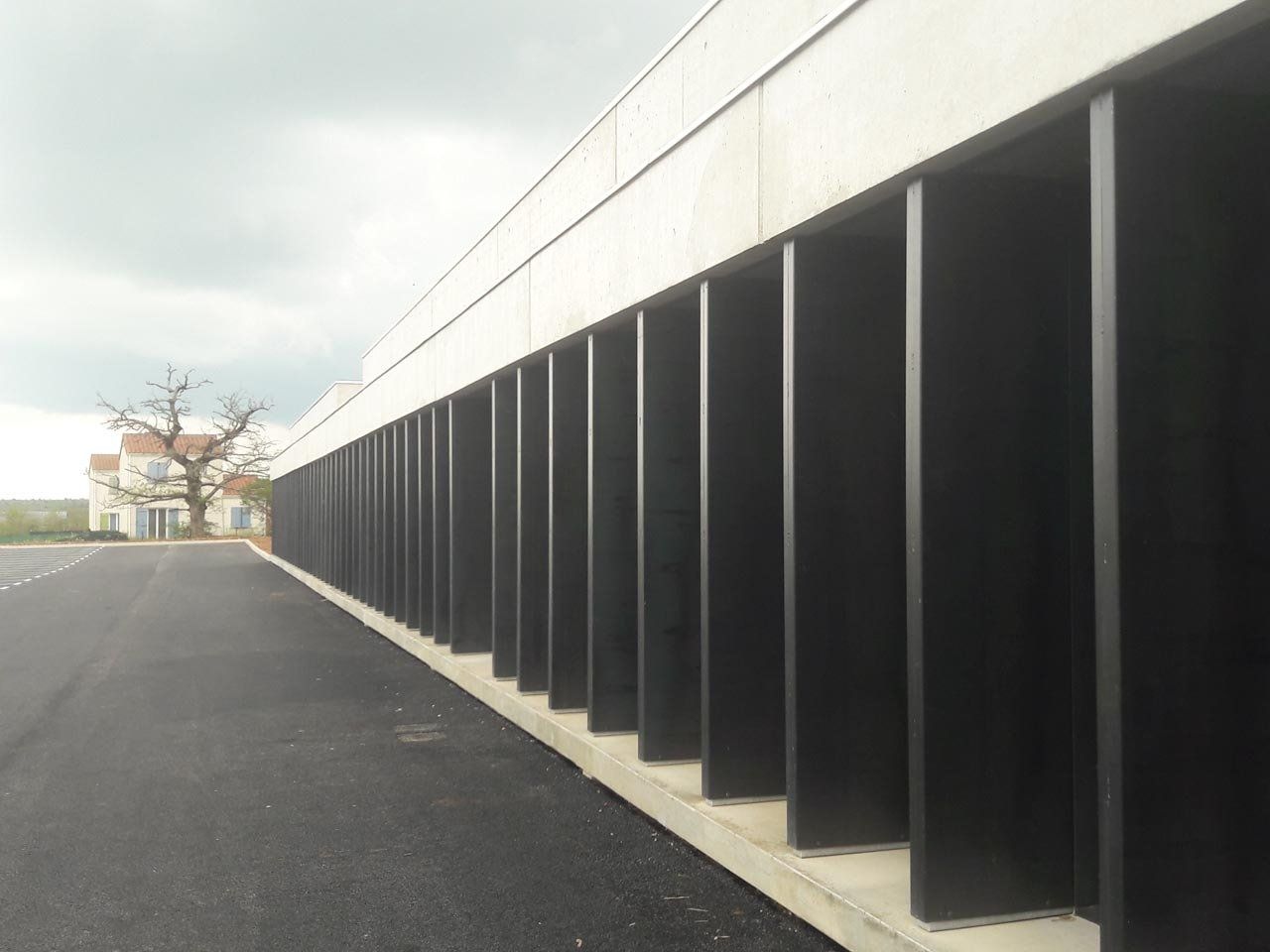 Bâtiment avec piliers en acier