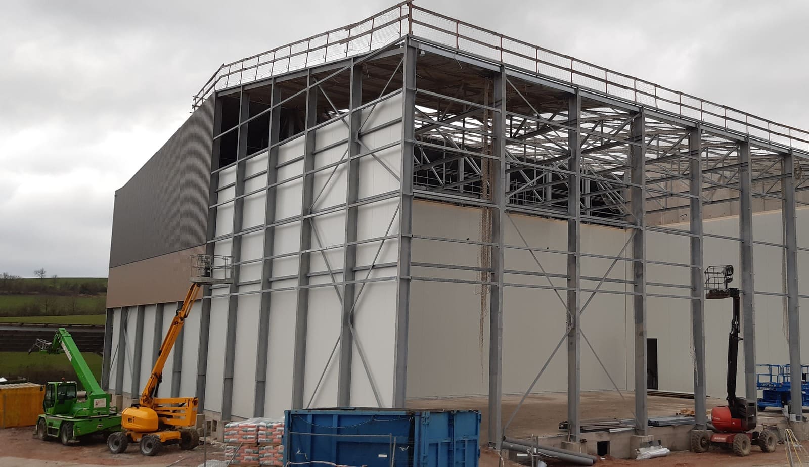 Pose d'un bardage en métal sur un hangar