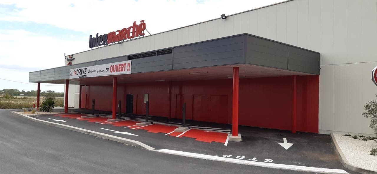 Bardage en métal d'un supermarché