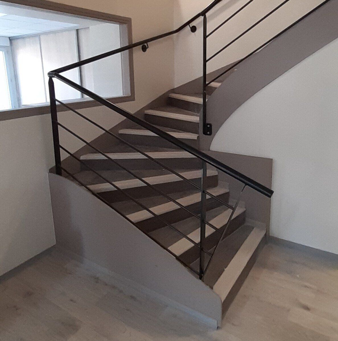 Escaliers avec un garde-corps noir