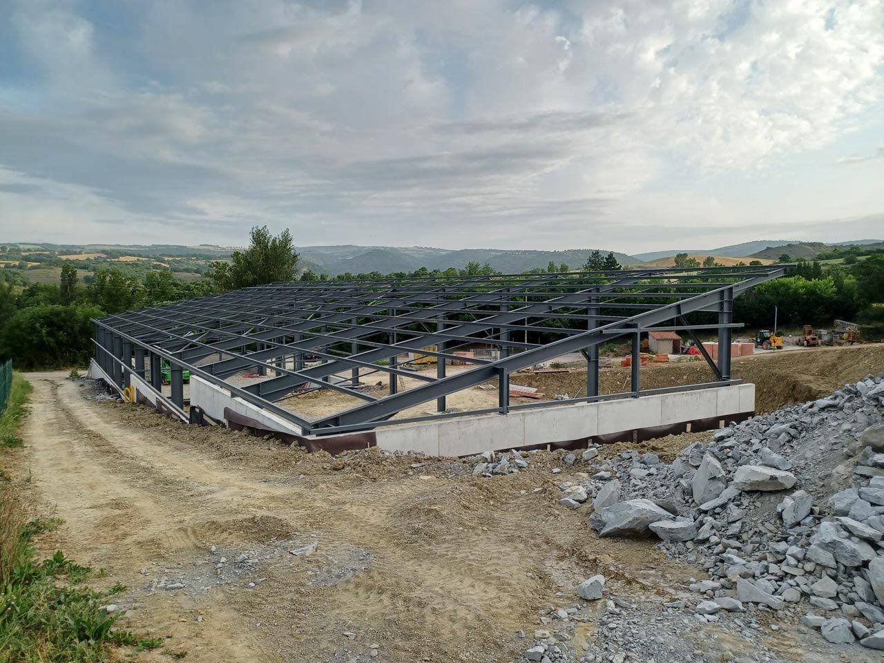 Côté d'une charpente en métal