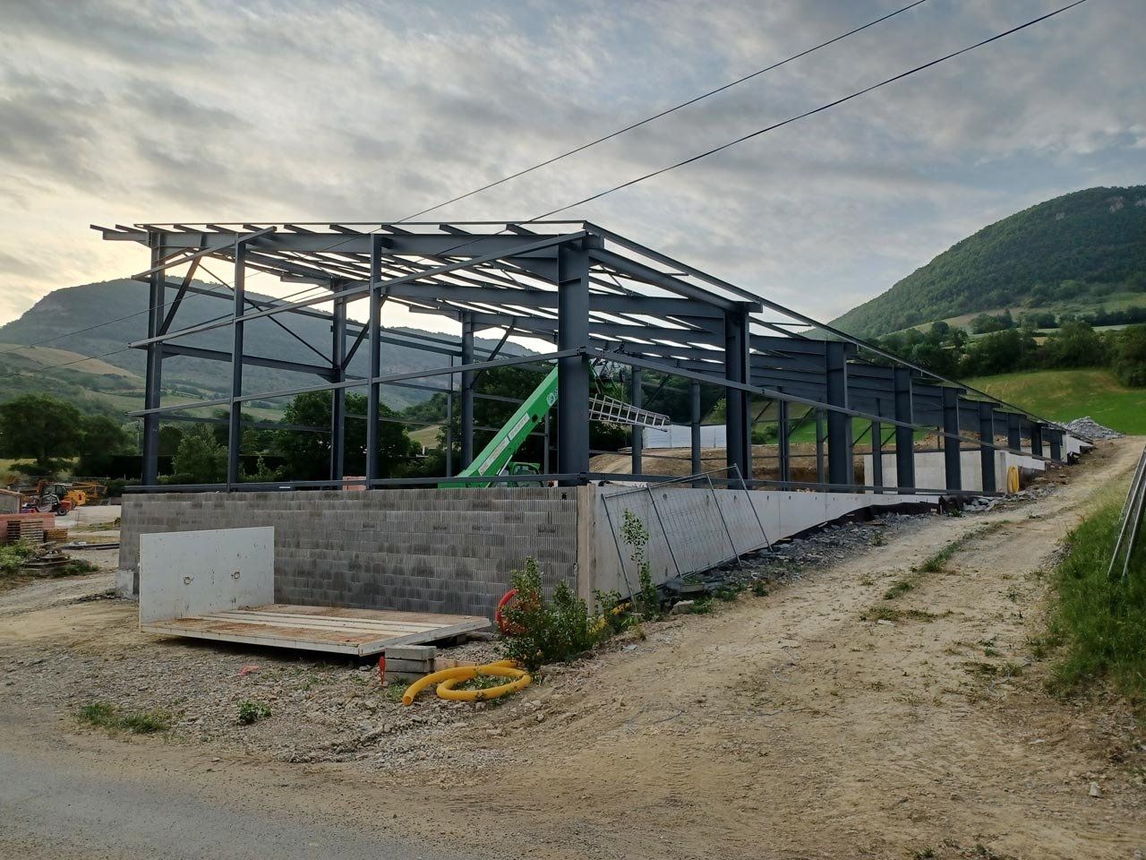 Vue en contre-plongée d'une charpente métal