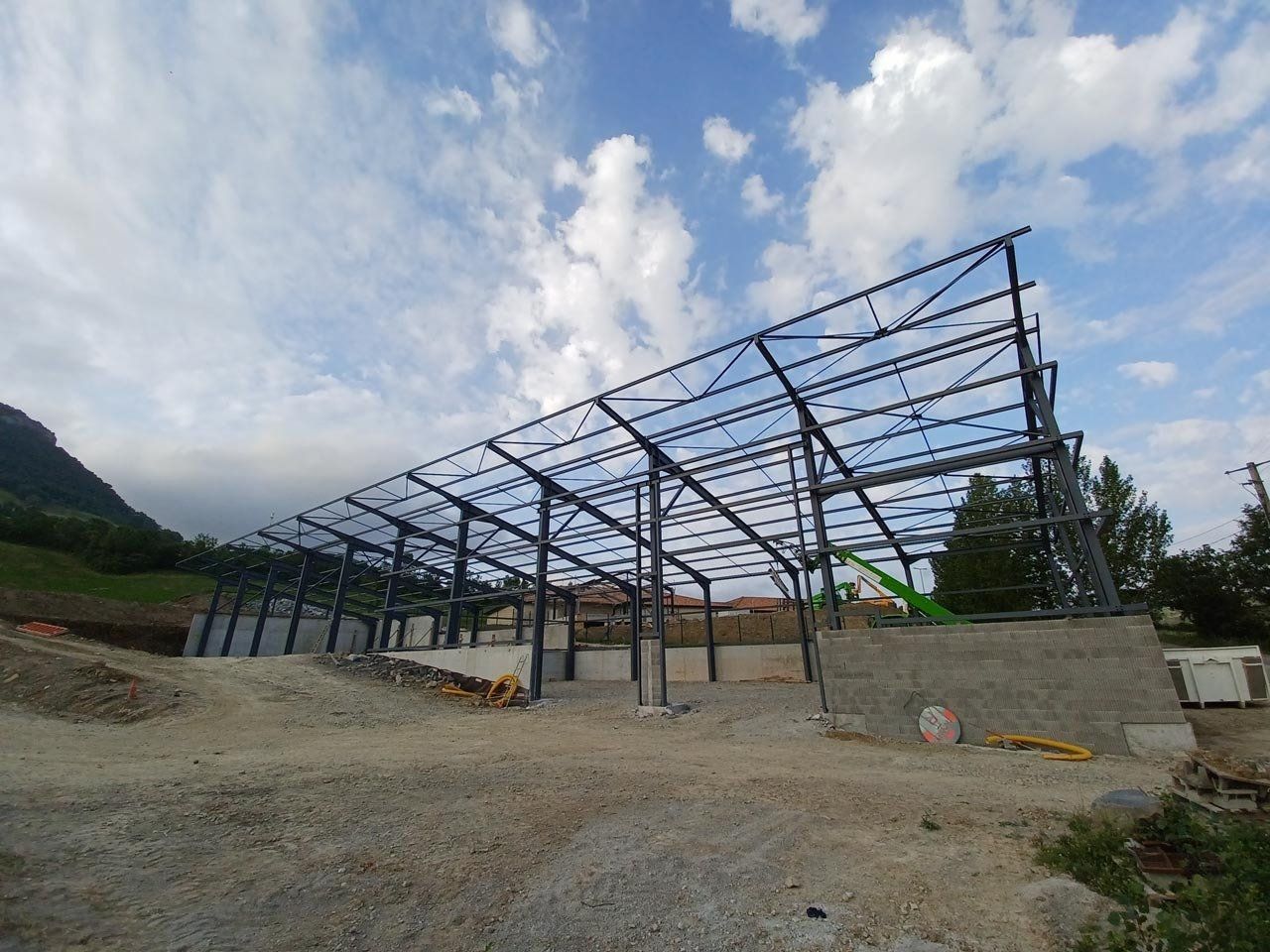 Charpente en métal en cours de pose