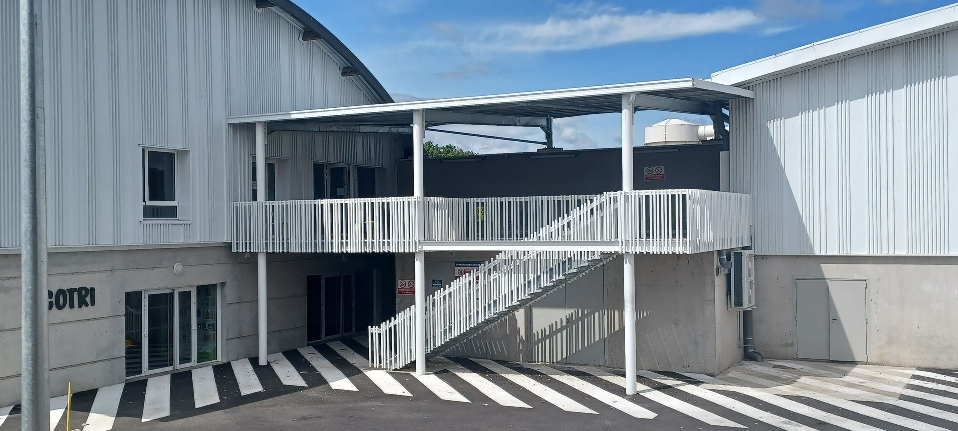 Escalier avec garde-corps lignes verticales blanc