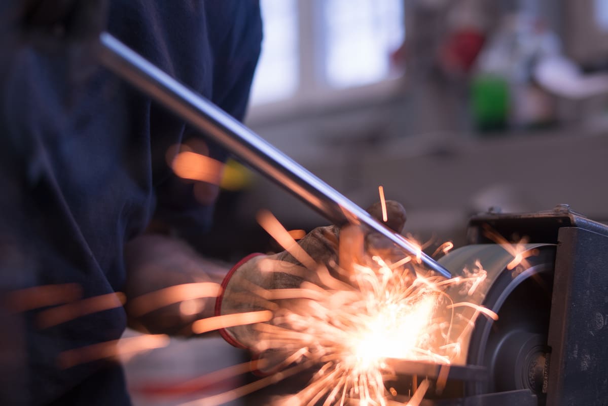 Ponçage d'une barre métallique