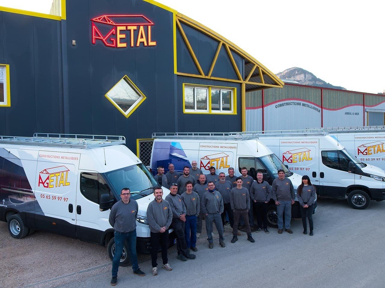 Équipe d'installateurs de structures métalliques