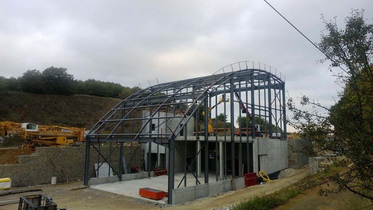 Faux plafond dessous une charpente en métal