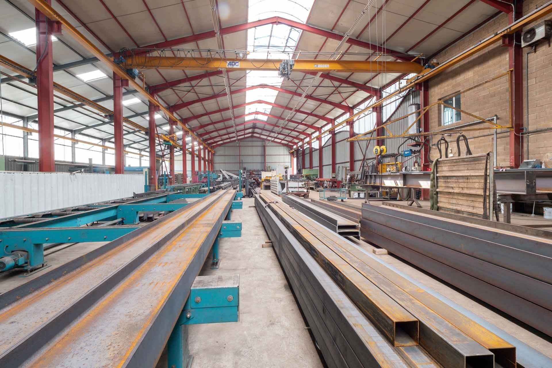 Atelier avec des éléments métalliques