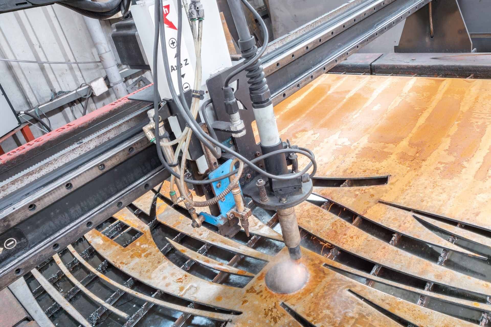 Découpe d'une plaque de métal