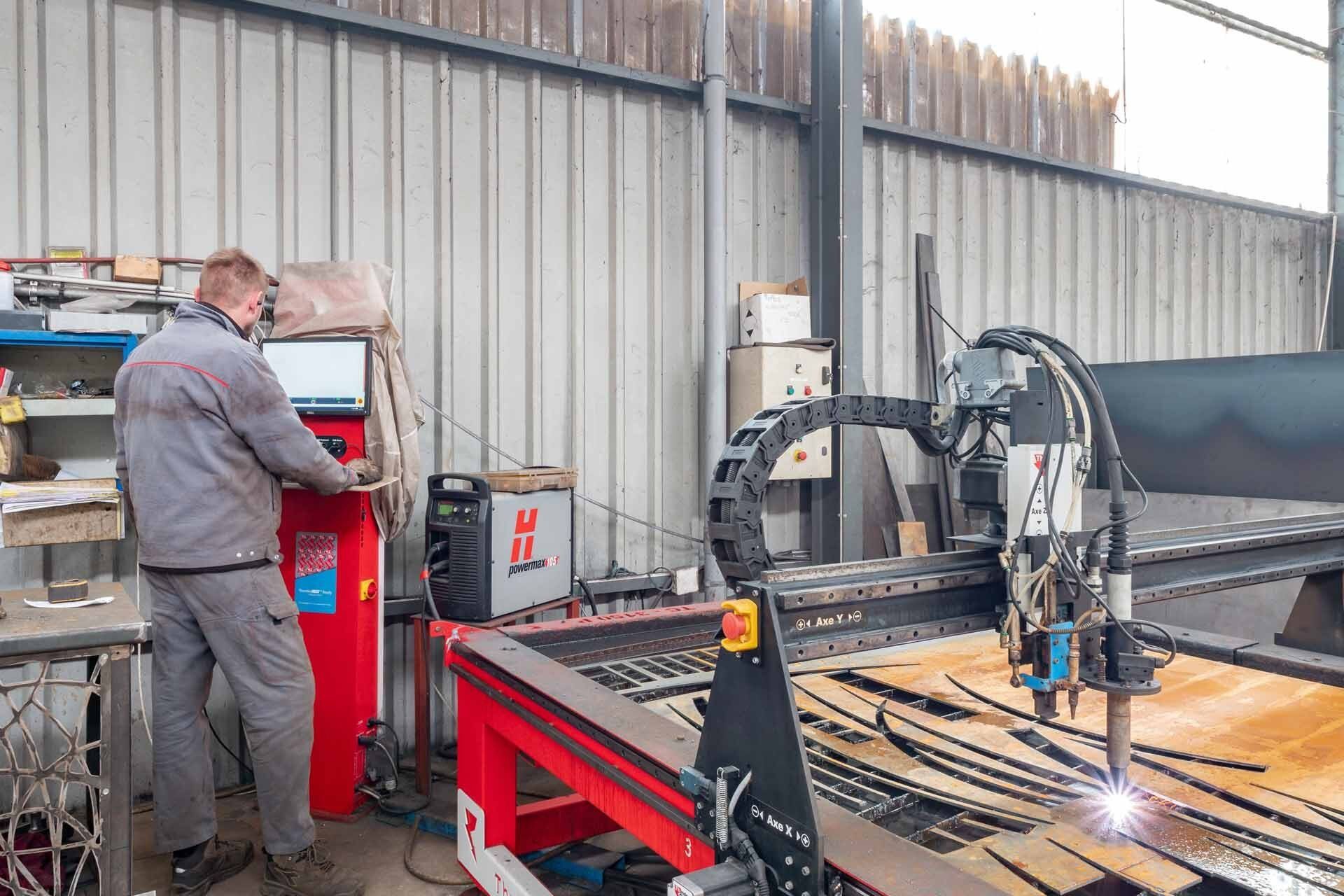 Opérateur découpant du métal