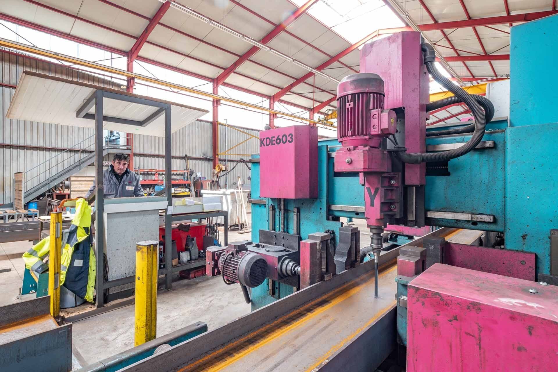 Opérateur découpant du métal