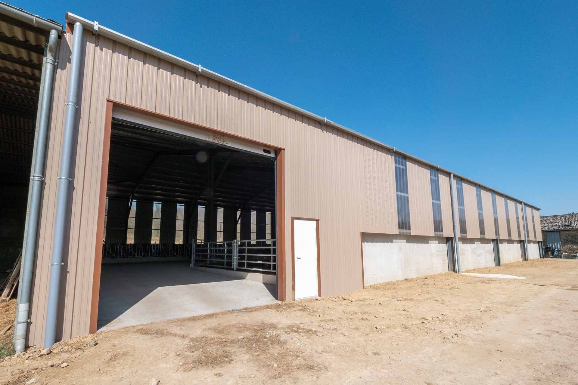 Bardage métallique d'un hangar agricole