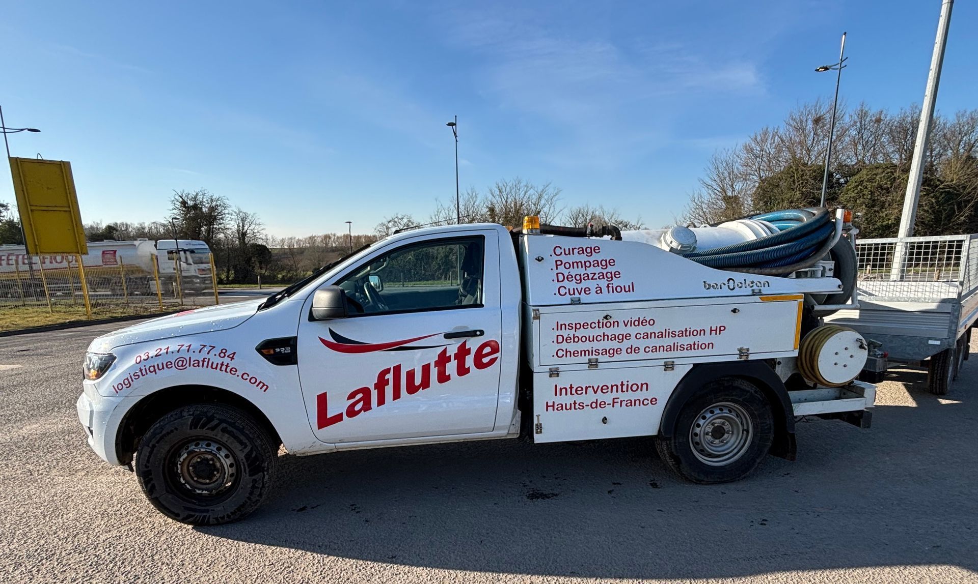 Nettoyage du réseau d'eau avec une machine et des tuyaux