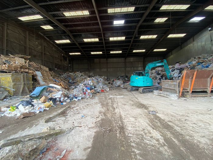 Salle de traitement des déchets de type carton