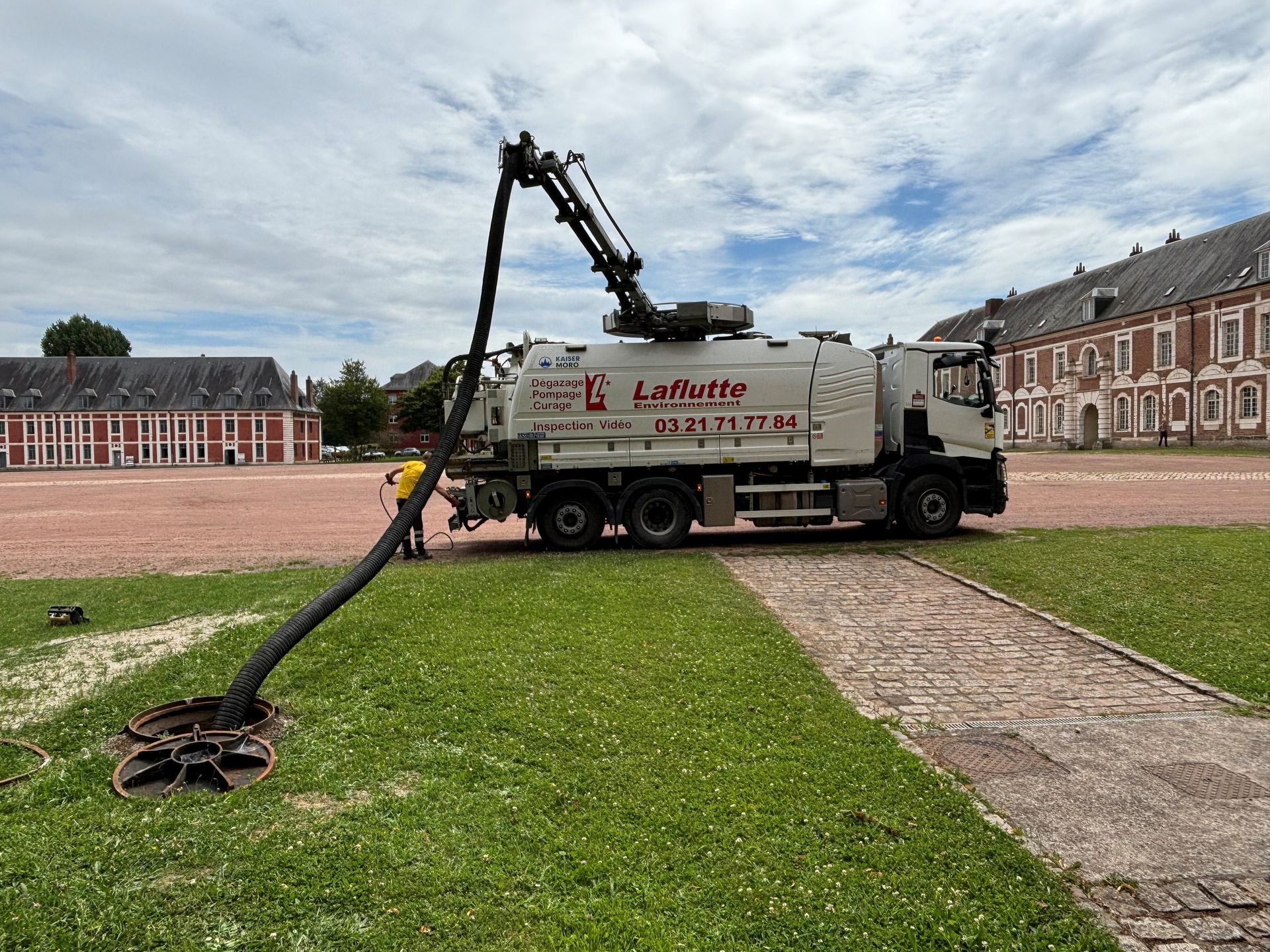 Nettoyage du réseau d'eau avec une machine et des tuyaux