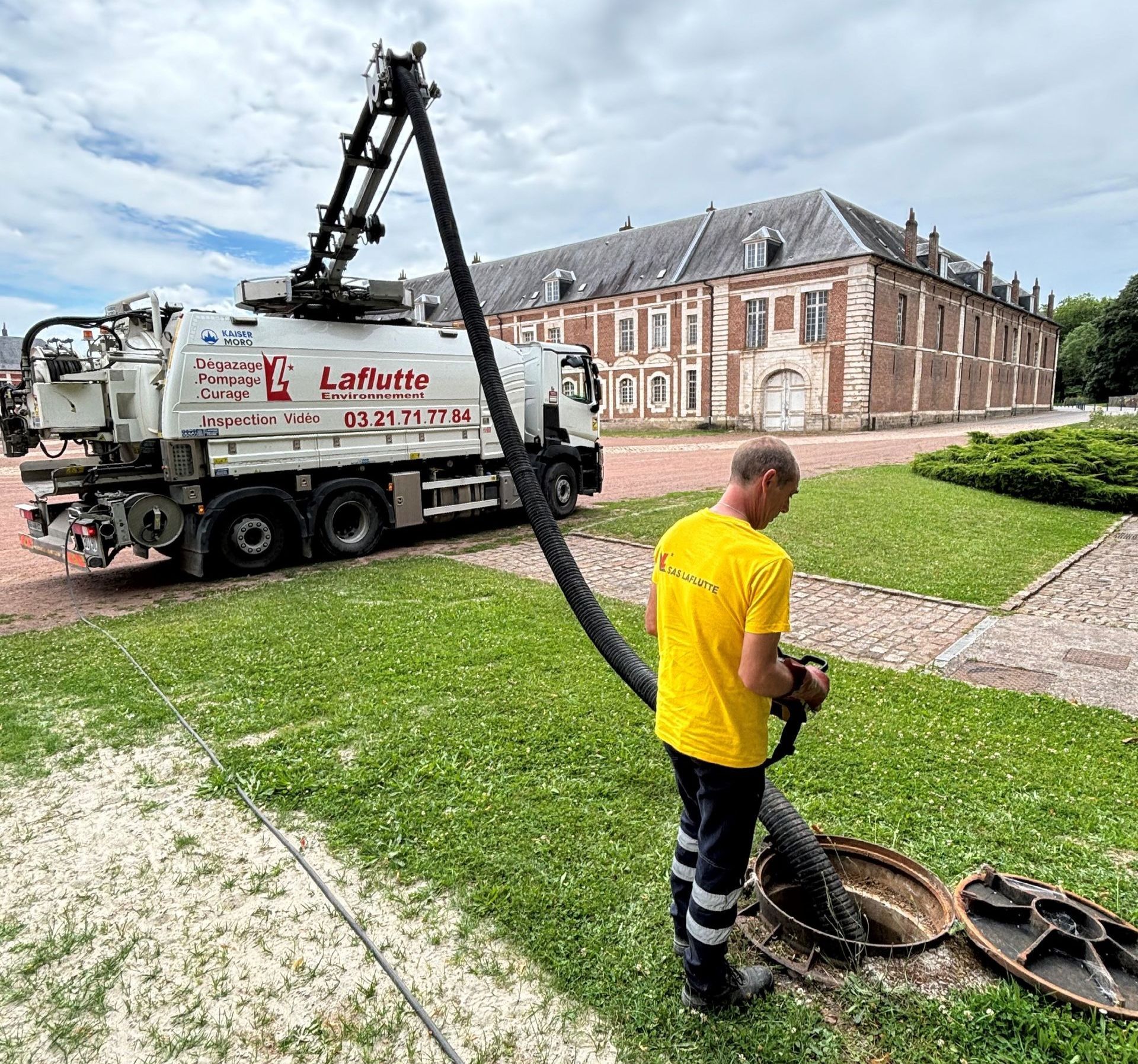 Robinet d'une arrivée d'eau bleu foncé