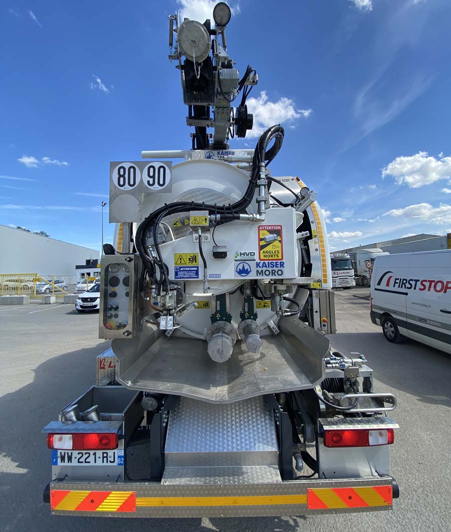 Arrière du camion de vidange Laflutte blanc