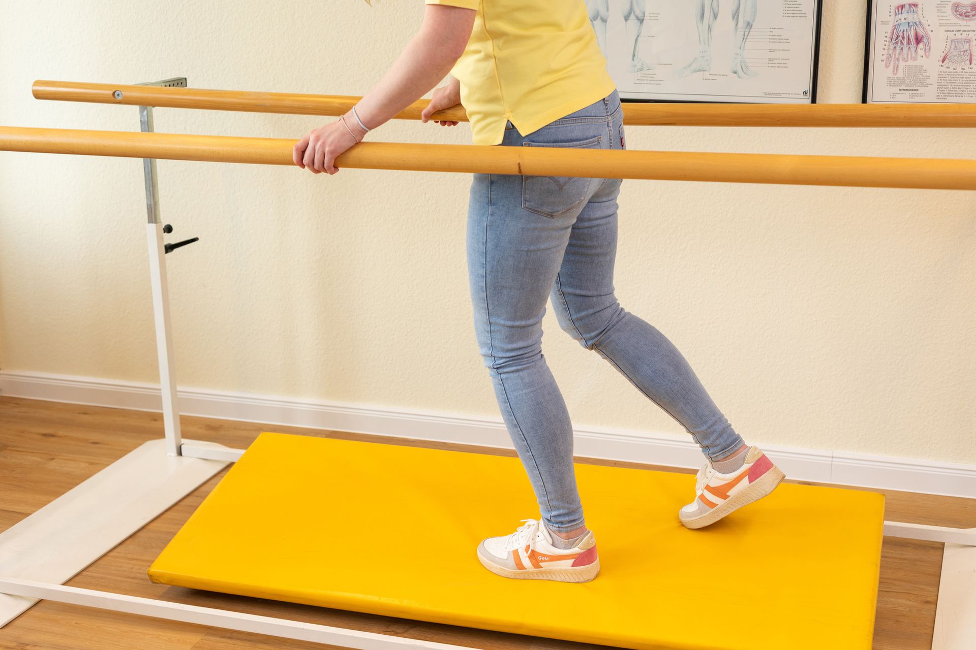 Patient bei der Gangschulung in der Physiotherapie in Hamburg Wandsbek zur Verbesserung der Mobilität.