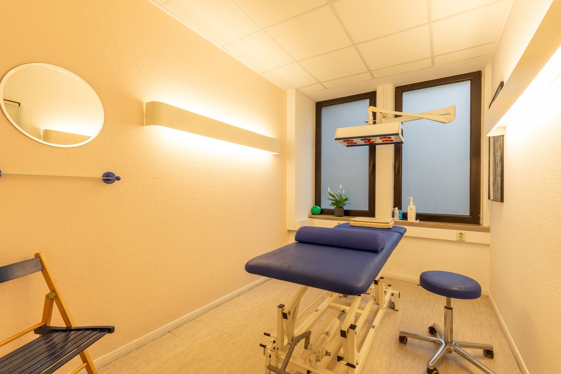 Trainingsraum für Physiotherapie in Hamburg Wandsbek mit moderner Ausstattung für individuelle Behandlungen. 