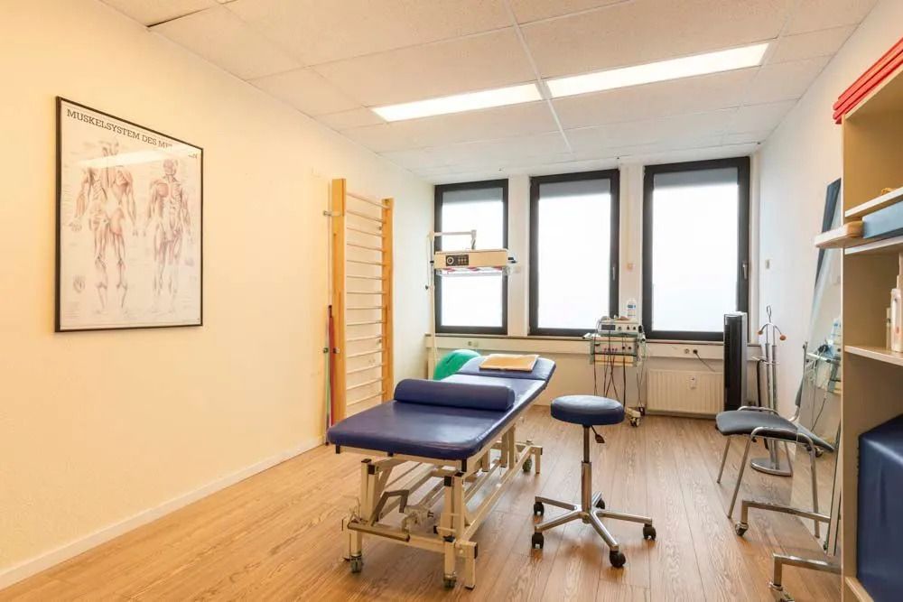 Behandlungsraum für Physiotherapie in Hamburg Wandsbek mit moderner Ausstattung und Behandlungsliege.
