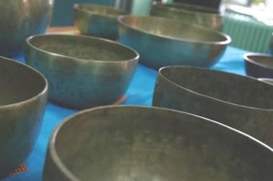 Un grupo de cuencos están sobre una mesa azul.