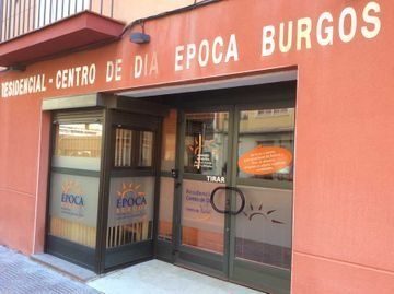 Un edificio con un cartel que dice Centro de Dia Epoca Burgos