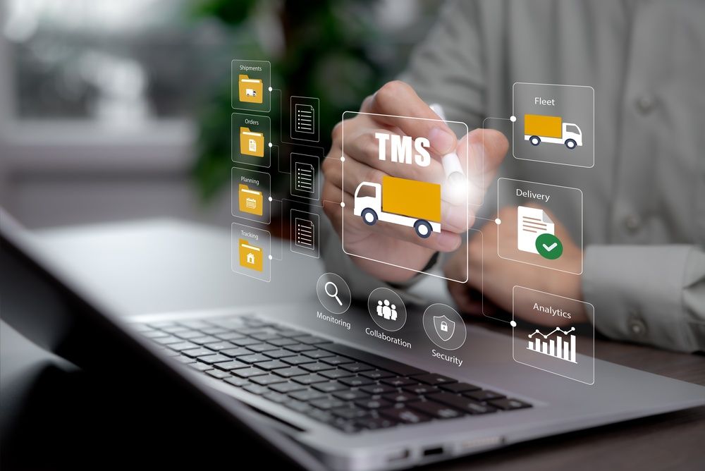 Manejar el panel de control transparente de logística TMS sobre una computadora portátil, mostrando íconos y gráficos de camiones.