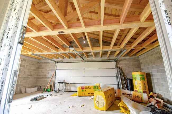 Garage avec charpente et sacs jaunes
