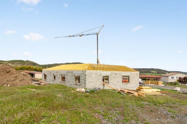 Maison en construction avec charpente apparente