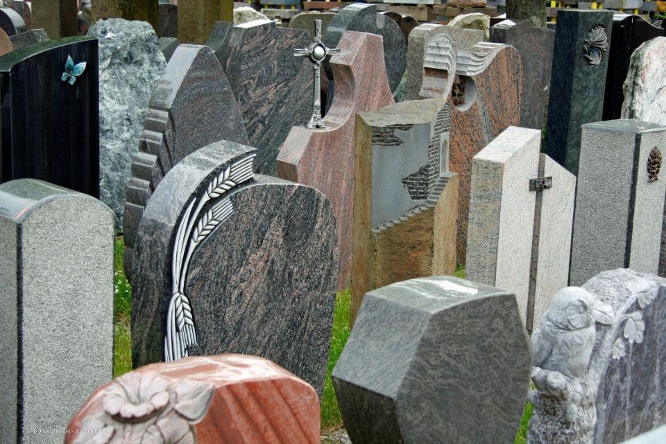 Eine Vielzahl an Grabmalen von Michael Kling Steinmetz Kling