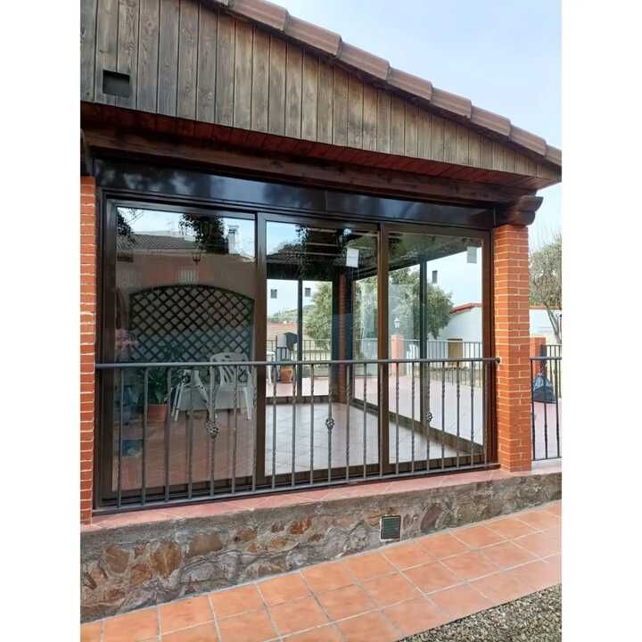 Un edificio con muchas ventanas y una pared de ladrillo.