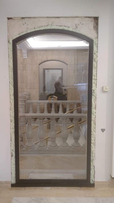 Un espejo grande está colgado en la pared de una habitación.