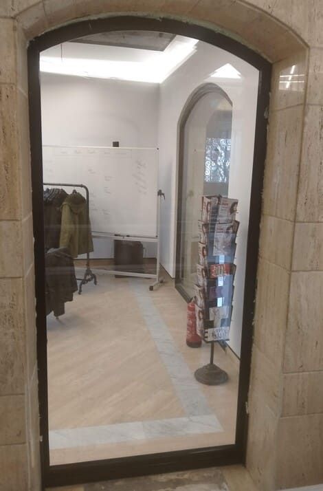 Una habitación con un espejo y un extintor en el suelo.