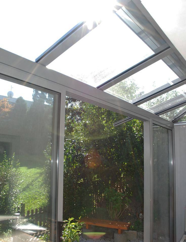 El sol brilla a través de las ventanas de una habitación.