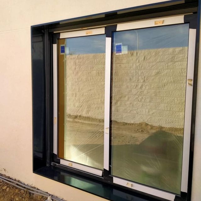 Una ventana con una pared de ladrillos al fondo