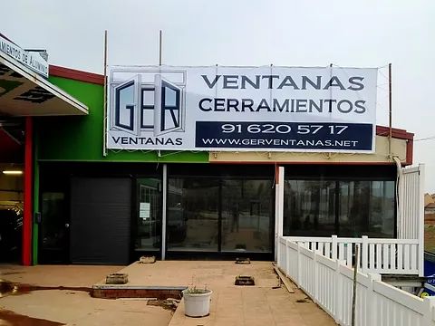 Un edificio con un cartel que dice ventanas cerramientos