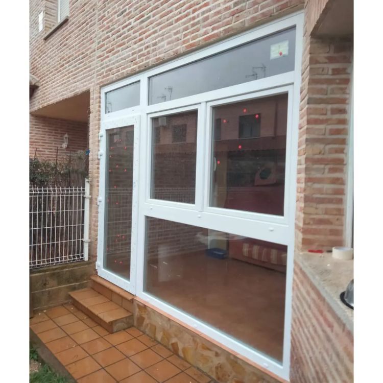 Una gran ventana en el lateral de un edificio de ladrillo.