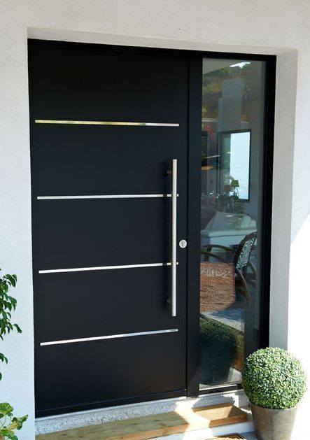 Una puerta negra con manija de acero inoxidable