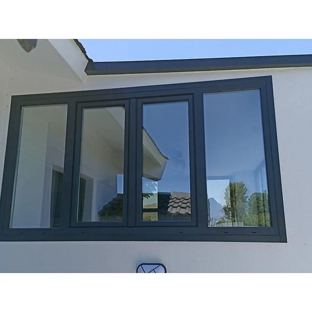 Una ventana grande en el costado de una casa.