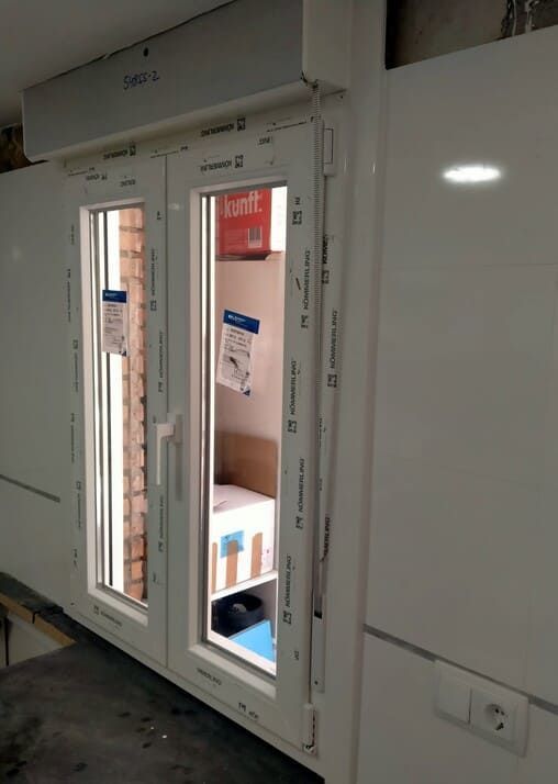 Una puerta blanca con una pared de ladrillos detrás.