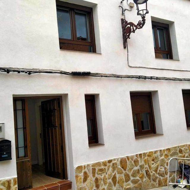 Un edificio blanco con una lámpara al costado.